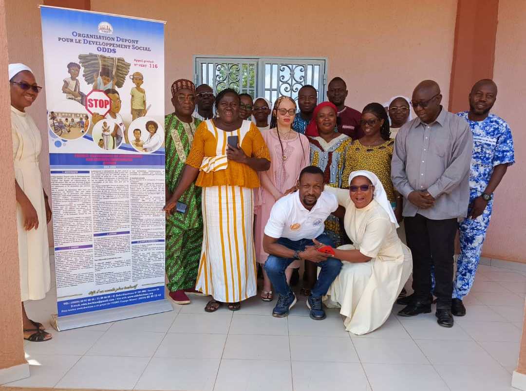 Photo de famille des acteurs de la sauvegarde et de la protection, de l'quipe de l'ODDS
                                              et de la délégation de la FETAPH en visite au Burkina