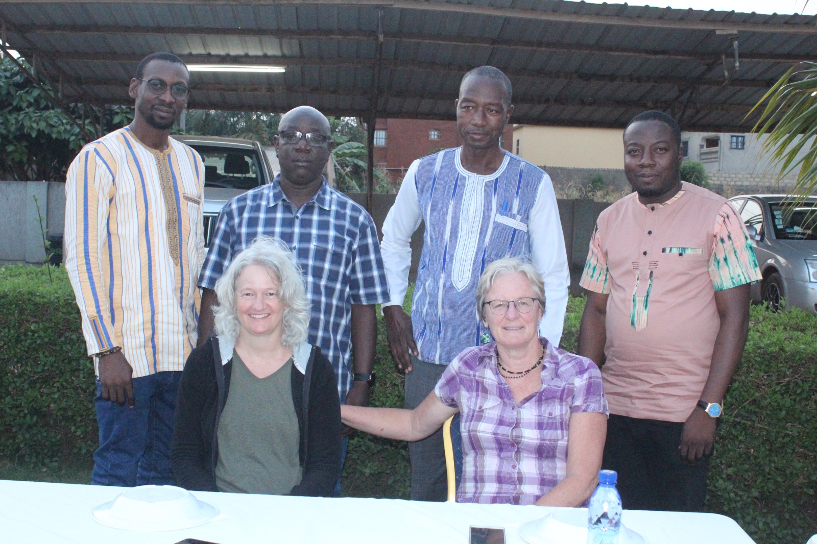 Photo de famille charg&eacute; de projet sauvegarde de la FETAPH,
                                                                                             d&eacute;l&eacute;gation de la Fondation Liliane et de l'ODDS 