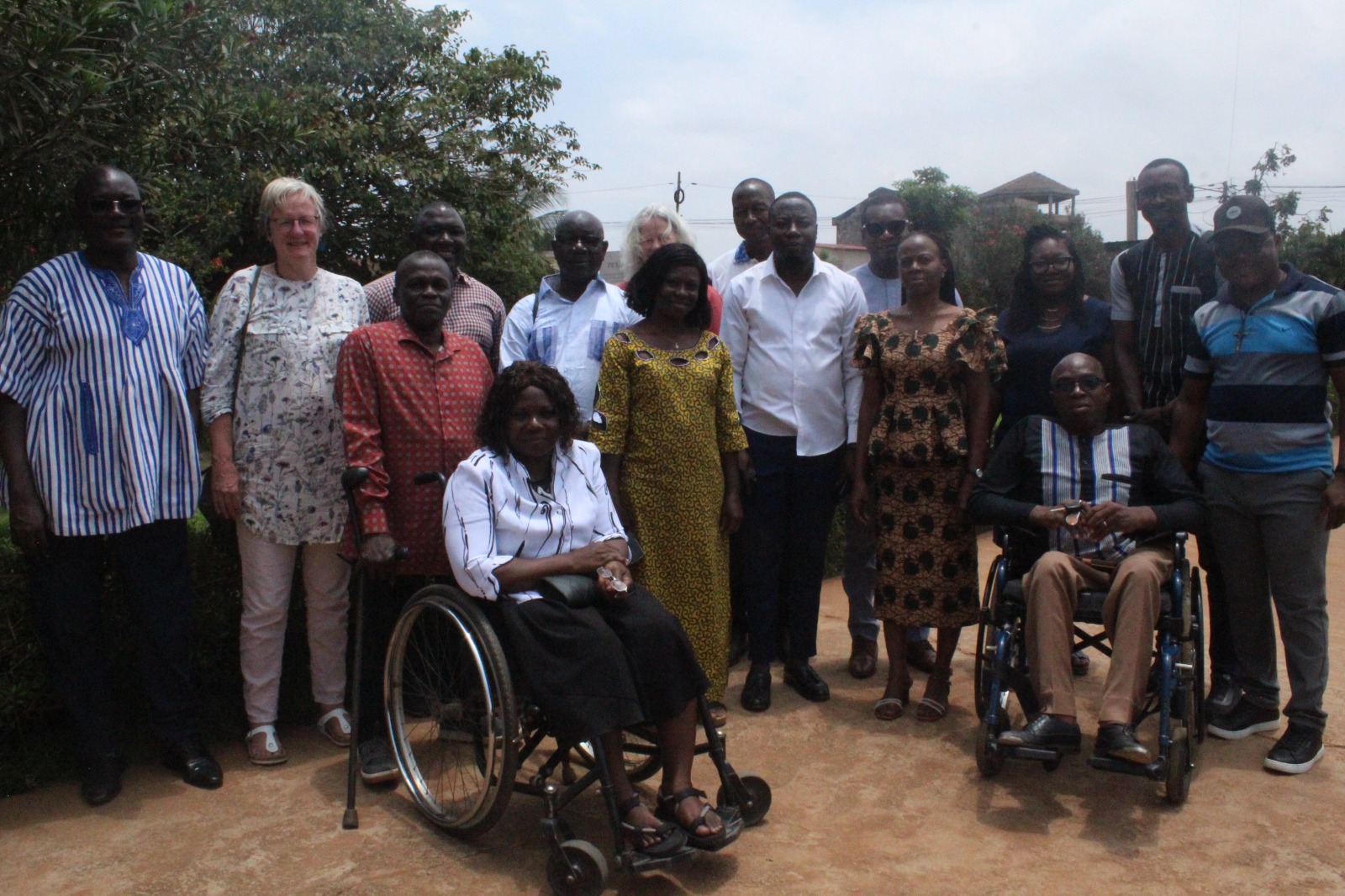 Photo de famille personnel de la FETAPH, d&eacute;l&eacute;gation de la
                                                                                        Fondation Liliane et de l'ODDS au Togo